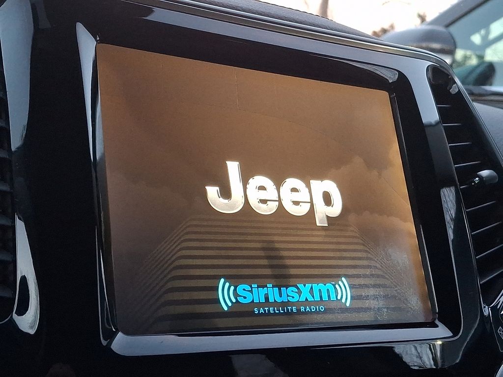 Thumbnail: 2019 Jeep Cherokee - 8