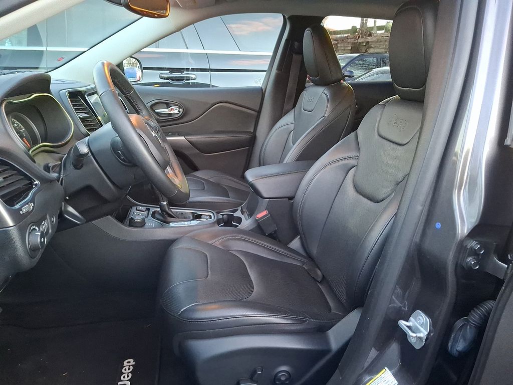 Thumbnail: 2019 Jeep Cherokee - 6