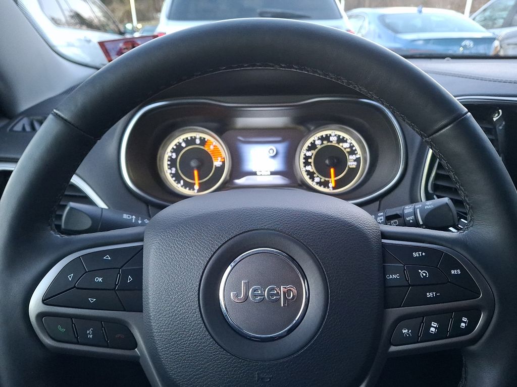 Thumbnail: 2019 Jeep Cherokee - 18