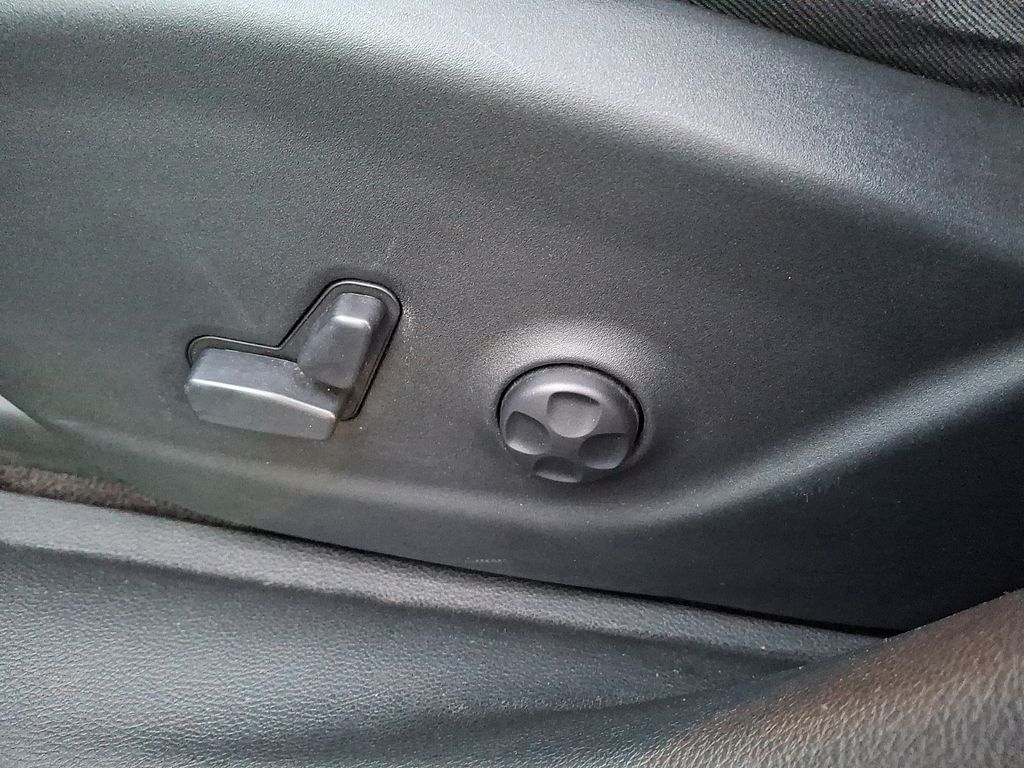 Thumbnail: 2019 Jeep Cherokee - 17