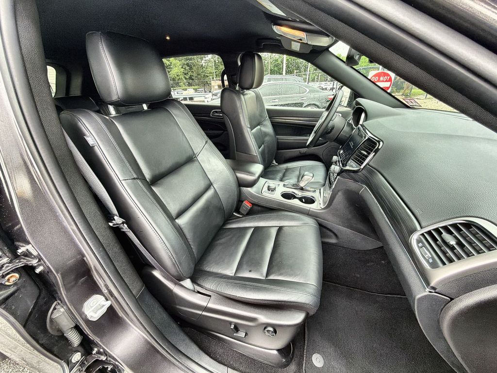 Thumbnail: 2019 Jeep Grand Cherokee - 12