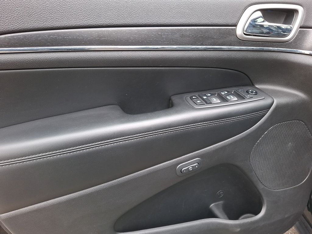 Thumbnail: 2018 Jeep Grand Cherokee - 17