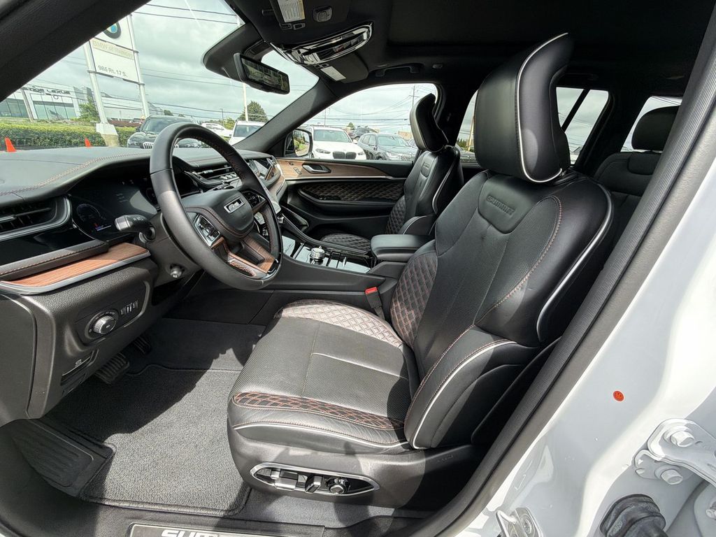 Thumbnail: 2023 Jeep Grand Cherokee - 11