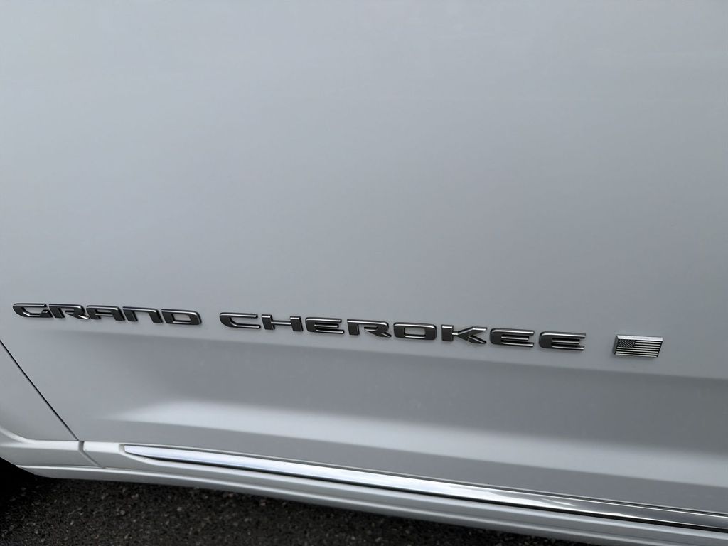 Thumbnail: 2023 Jeep Grand Cherokee - 7