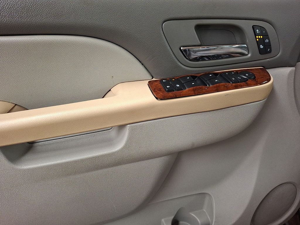 Thumbnail: 2013 Chevrolet Tahoe - 17
