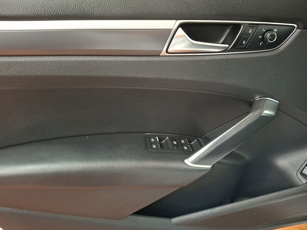 Thumbnail: 2017 Volkswagen Passat - 17