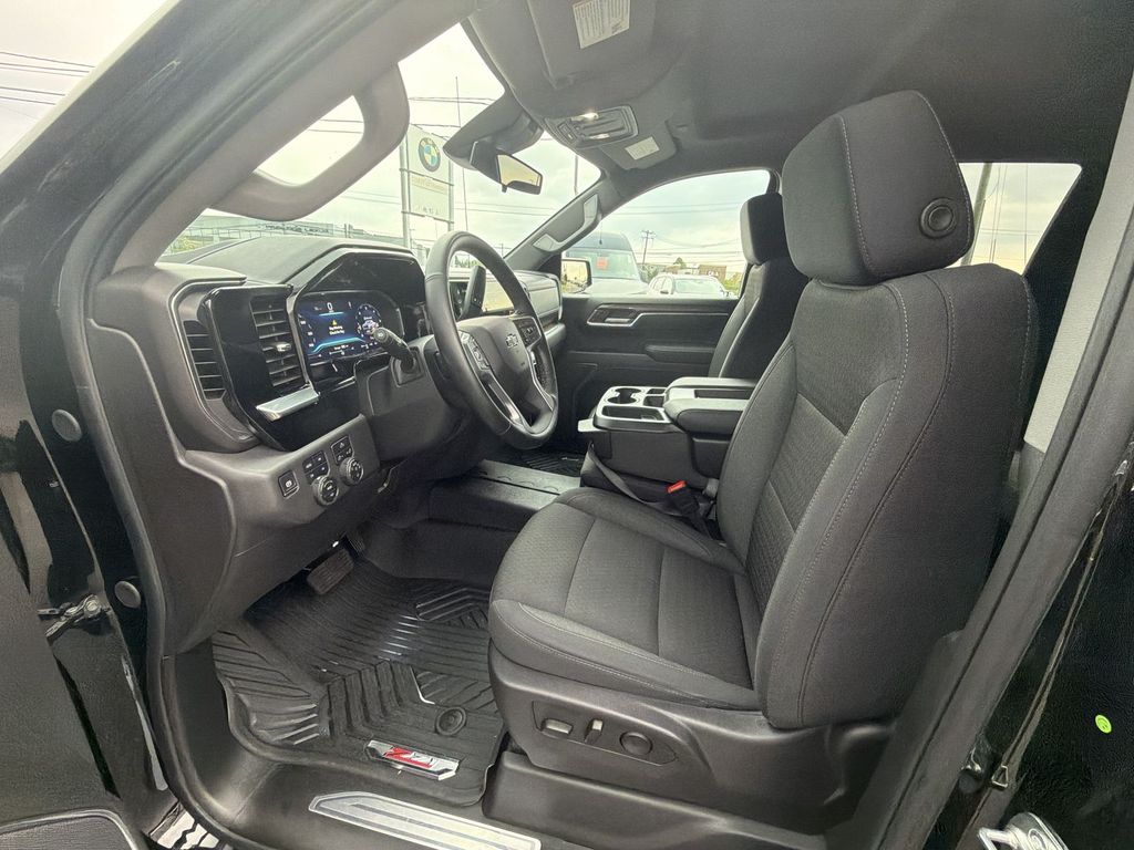 Thumbnail: 2025 Chevrolet Silverado 1500 - 11