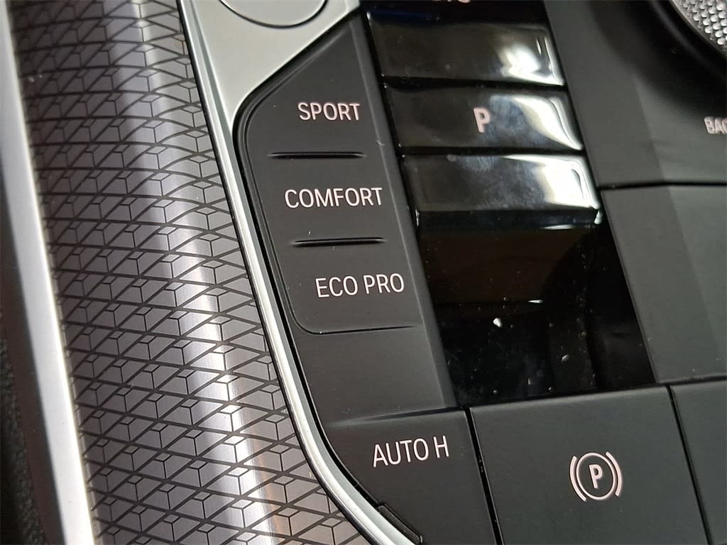 Thumbnail: 2025 BMW 3 Series - 23