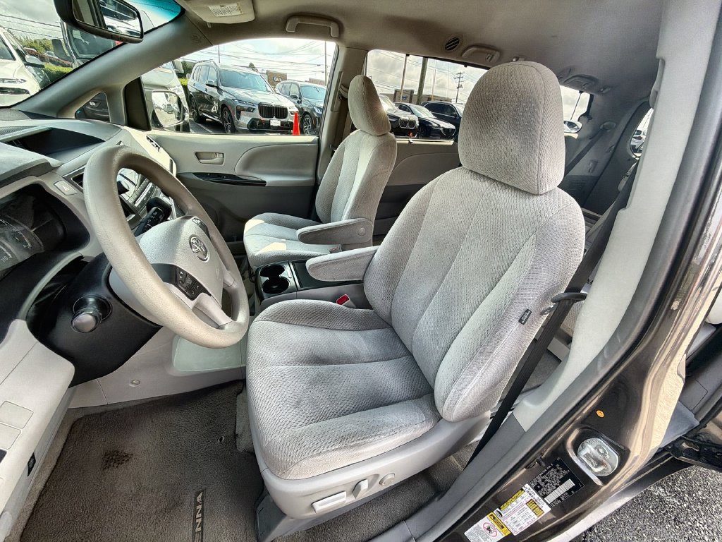 Thumbnail: 2012 Toyota Sienna - 12