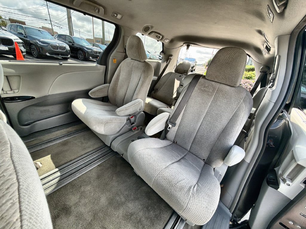 Thumbnail: 2012 Toyota Sienna - 27