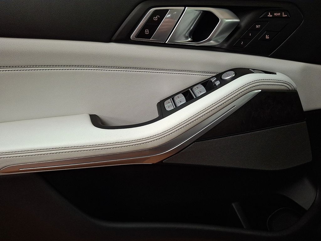 Thumbnail: 2024 BMW X7 - 16