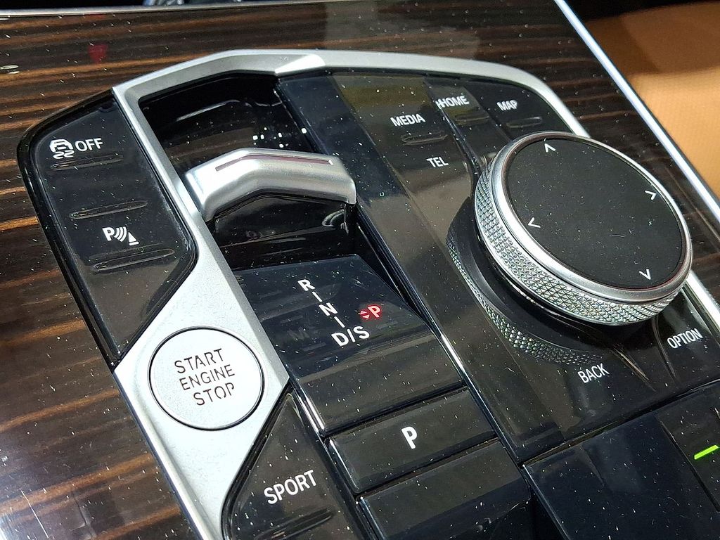 Thumbnail: 2026 BMW X7 - 9