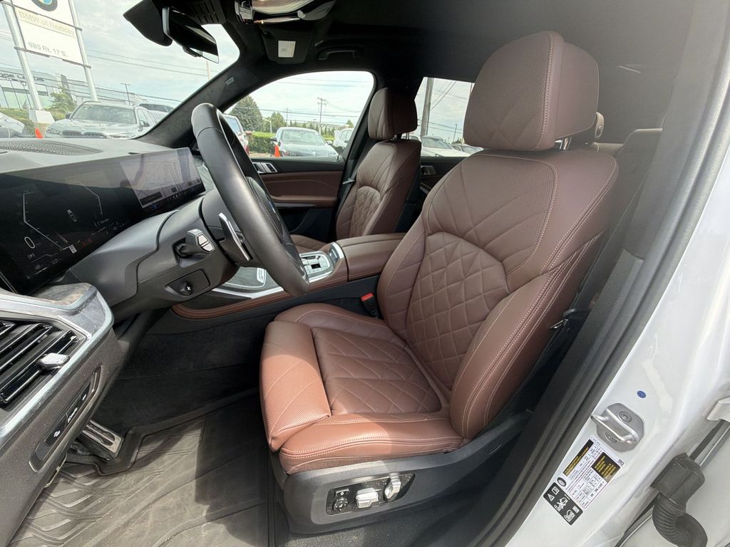 Thumbnail: 2024 BMW X7 - 12