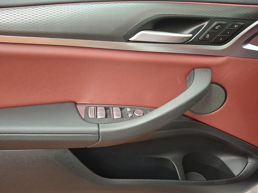 Thumbnail: 2025 BMW X4 - 15