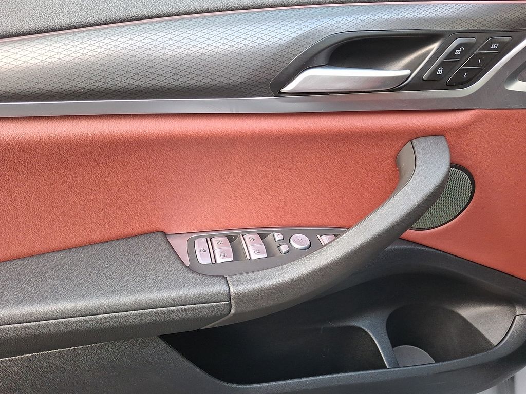 Thumbnail: 2025 BMW X4 - 16