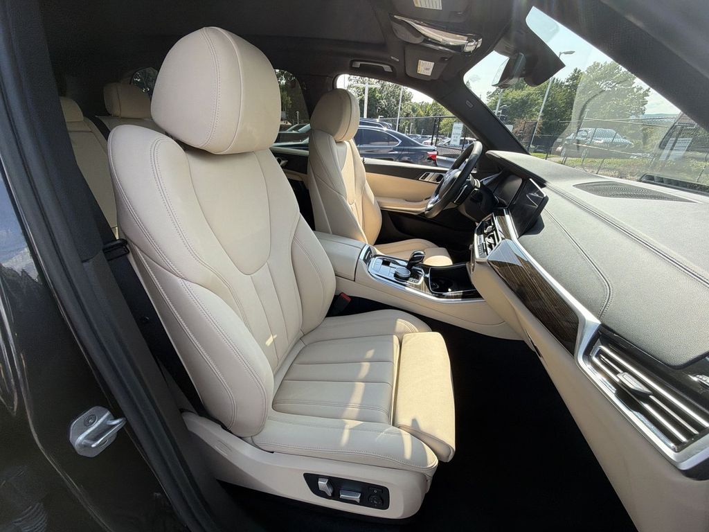 Thumbnail: 2021 BMW X5 - 12