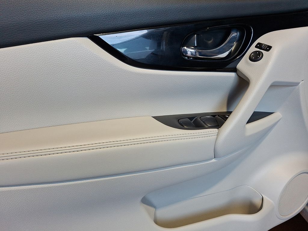 Thumbnail: 2019 Nissan Rogue Sport - 16