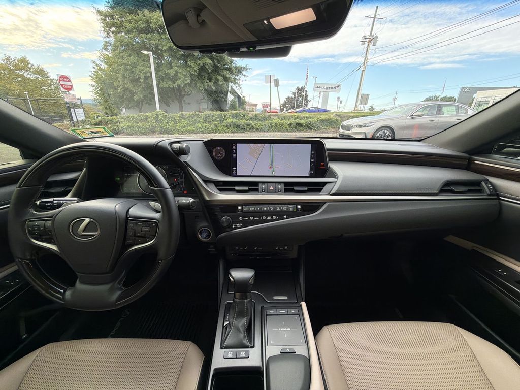 Thumbnail: 2019 Lexus ES - 2