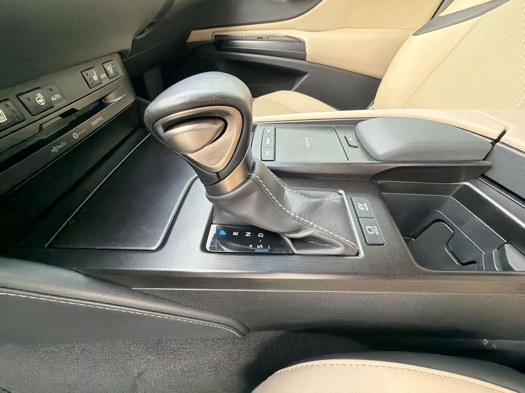 Thumbnail: 2019 Lexus ES - 16