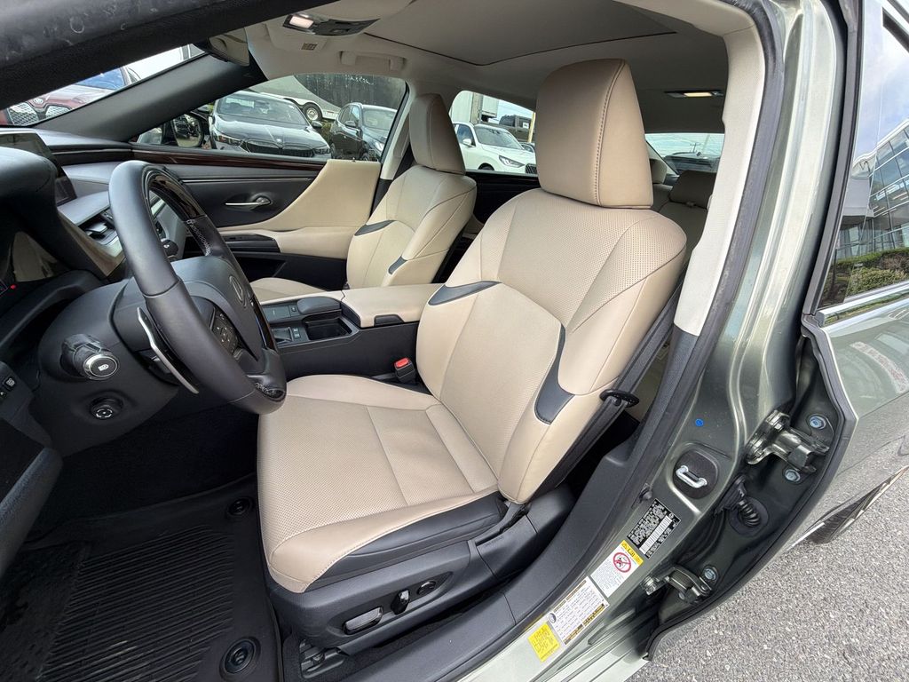 Thumbnail: 2019 Lexus ES - 11