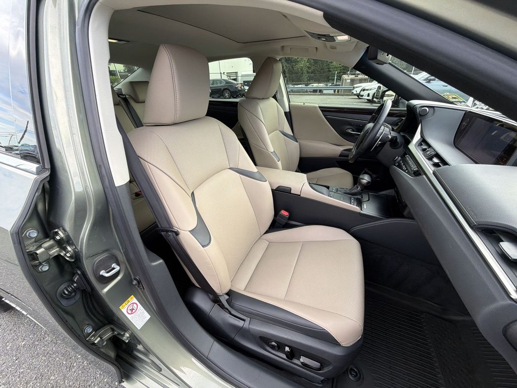 Thumbnail: 2019 Lexus ES - 12