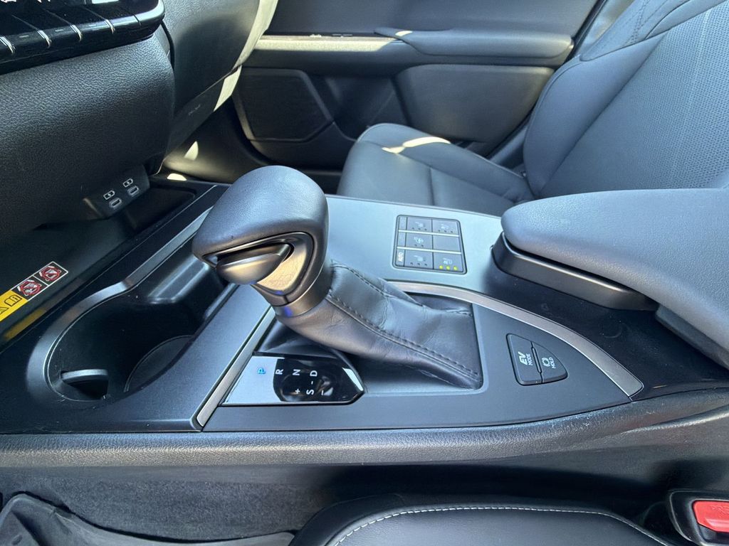 Thumbnail: 2024 Lexus UX - 15