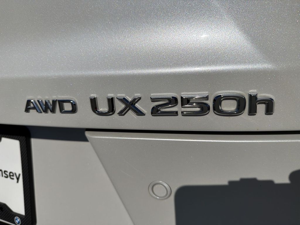 Thumbnail: 2024 Lexus UX - 7