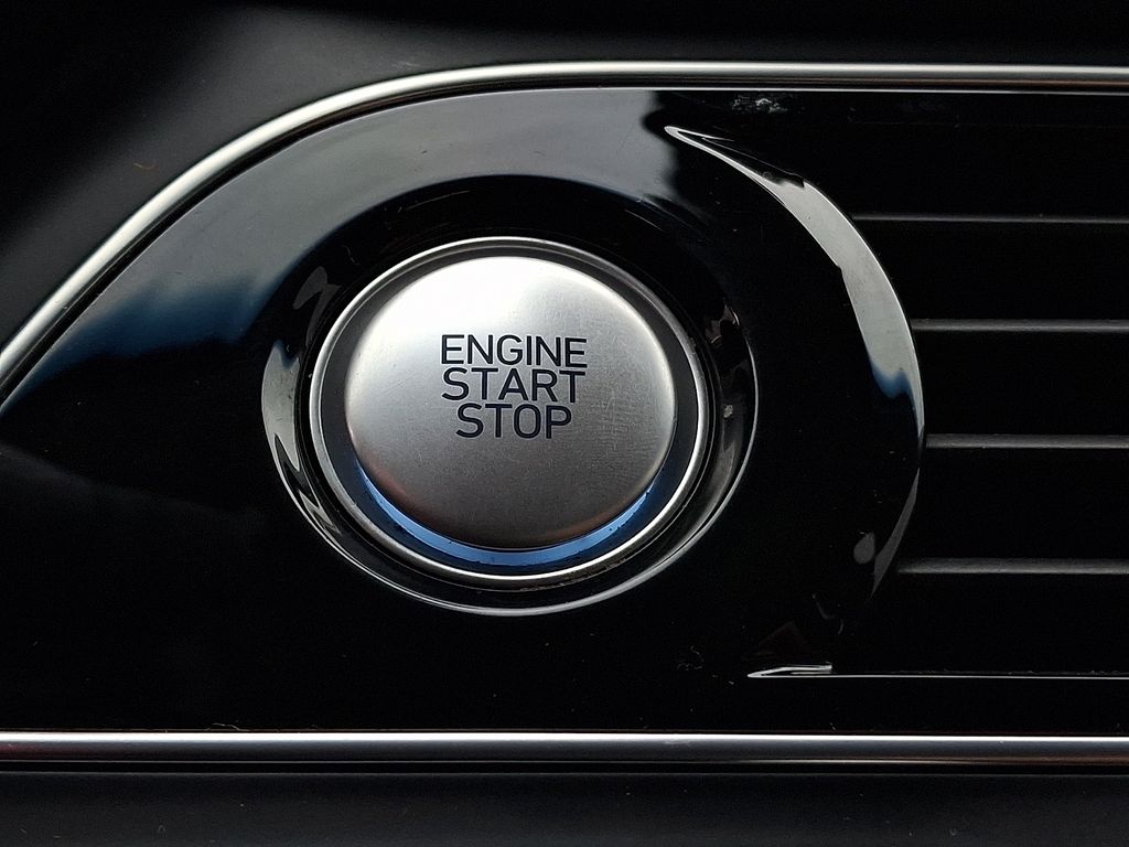 Thumbnail: 2022 Genesis G70 - 21