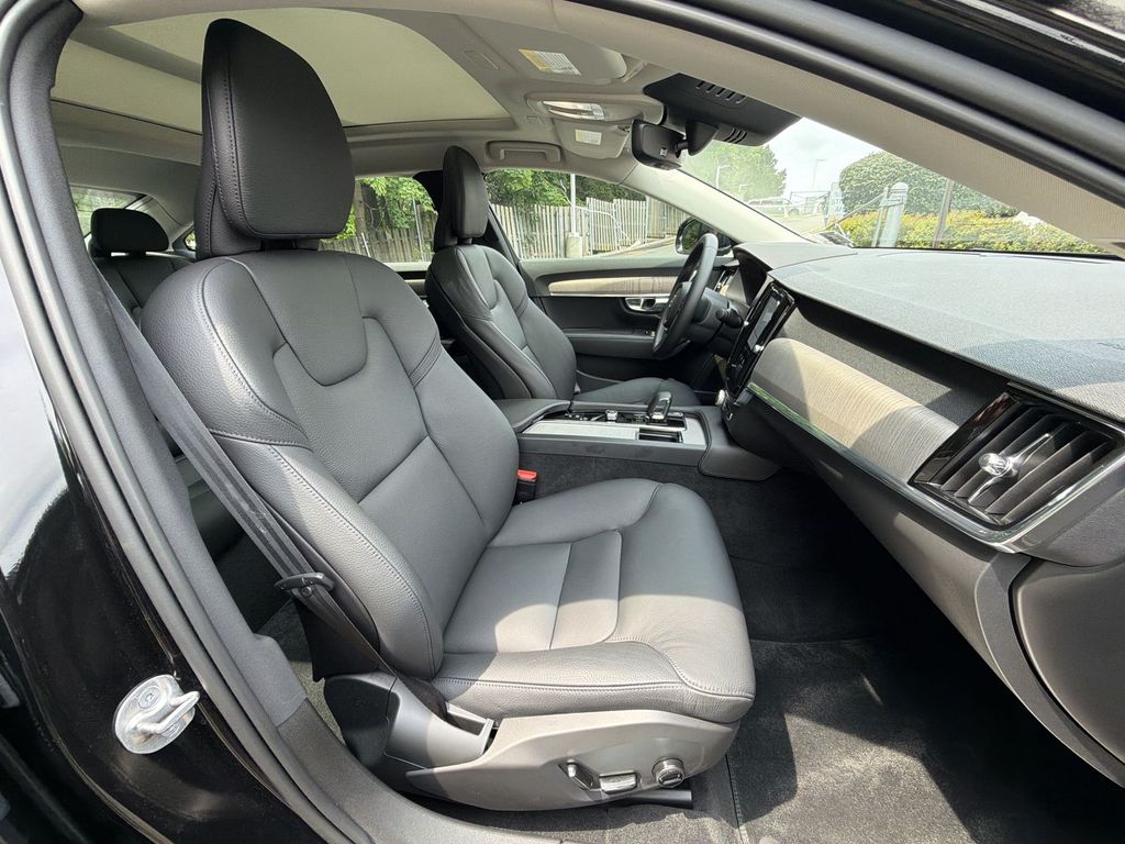 Thumbnail: 2025 Volvo S90 - 28
