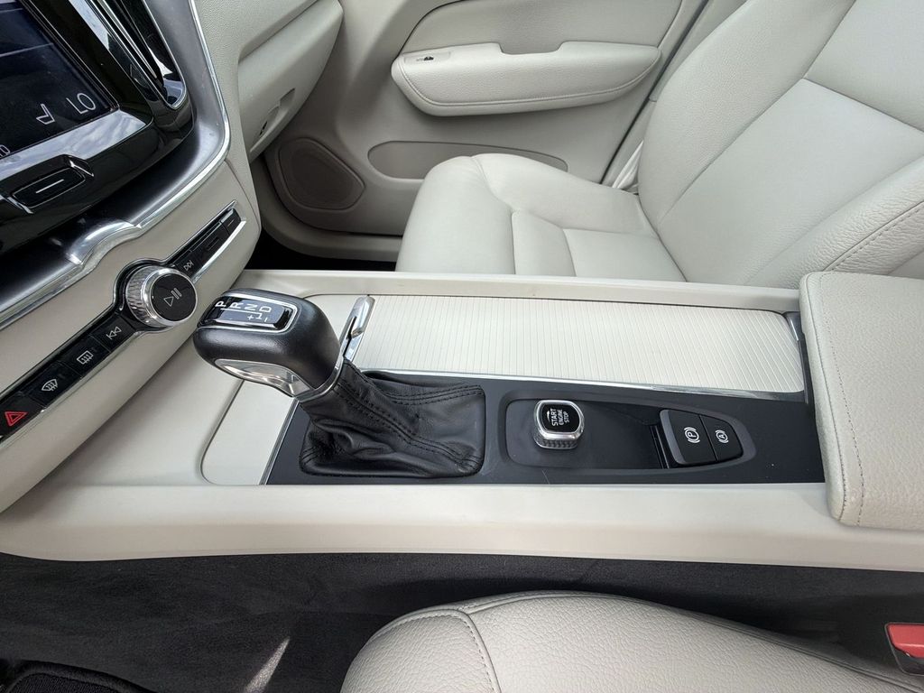 Thumbnail: 2018 Volvo XC60 - 15