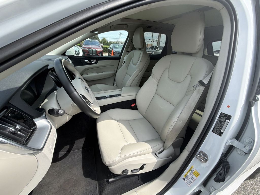 Thumbnail: 2018 Volvo XC60 - 12