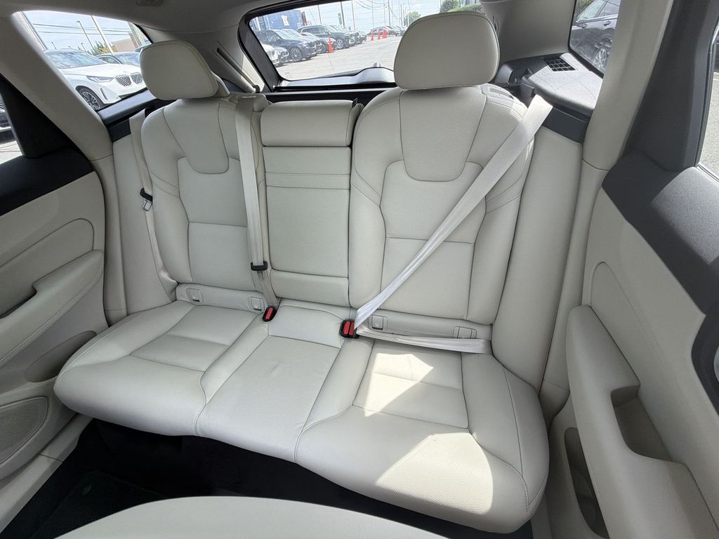 Thumbnail: 2018 Volvo XC60 - 28