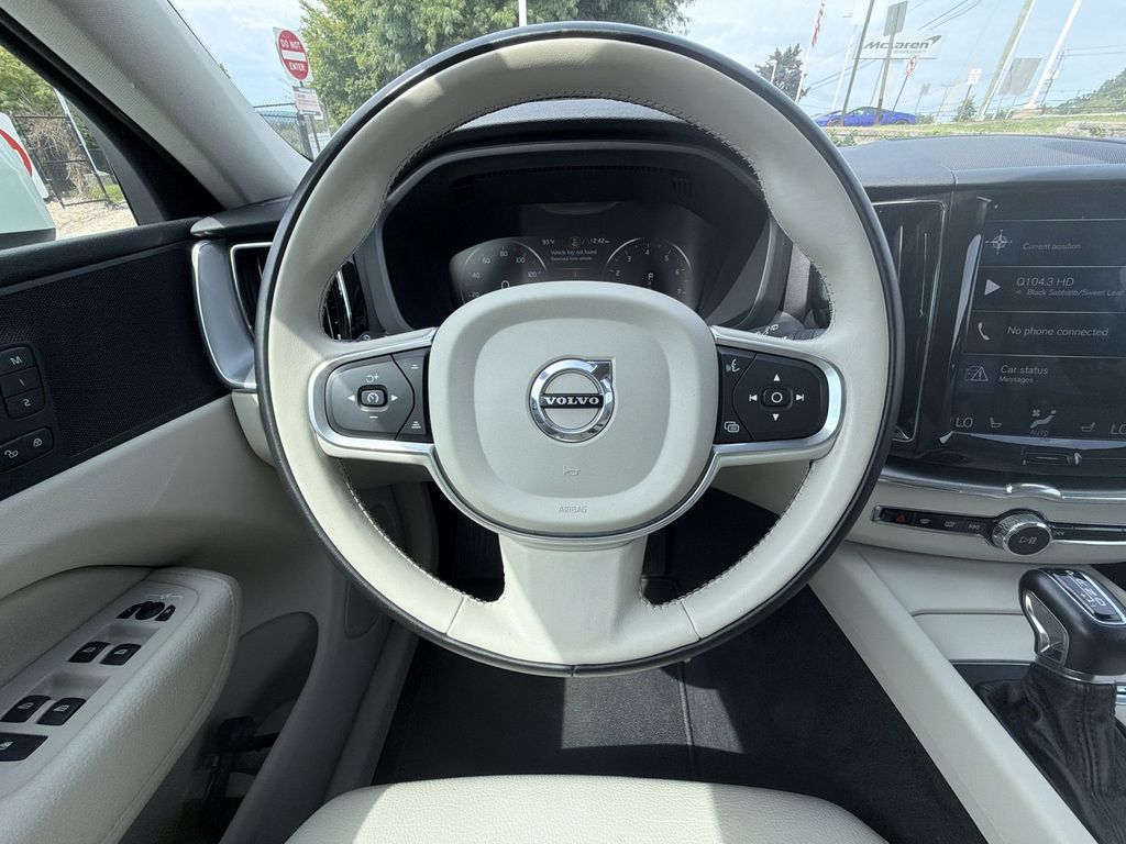 Thumbnail: 2018 Volvo XC60 - 10
