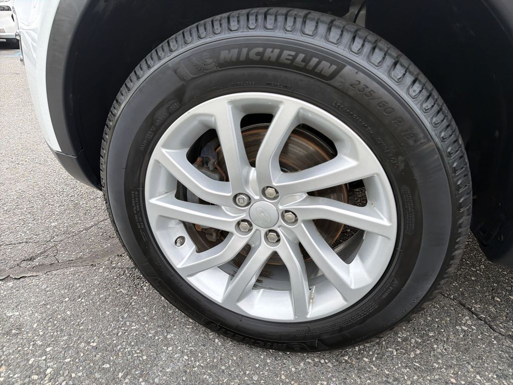 Thumbnail: 2016 Land Rover Discovery Sport - 8