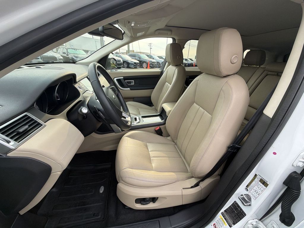 Thumbnail: 2016 Land Rover Discovery Sport - 12
