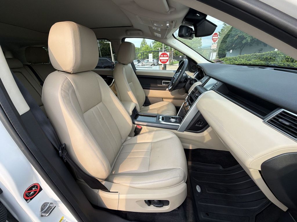 Thumbnail: 2016 Land Rover Discovery Sport - 28