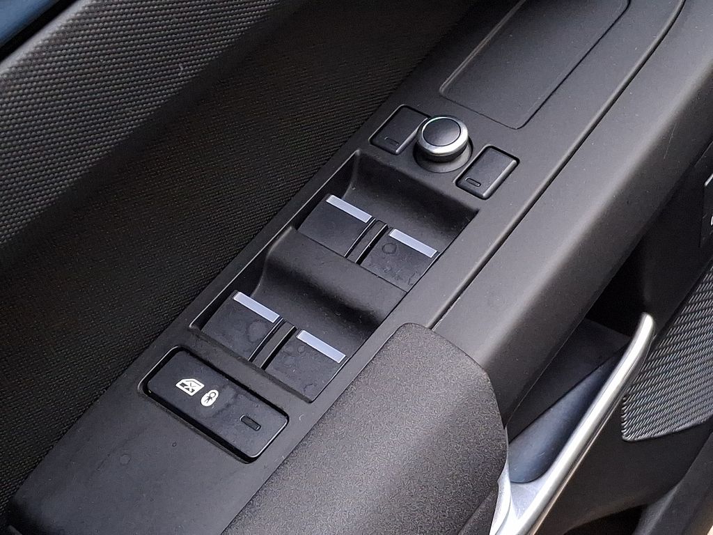 Thumbnail: 2020 Land Rover Defender - 27