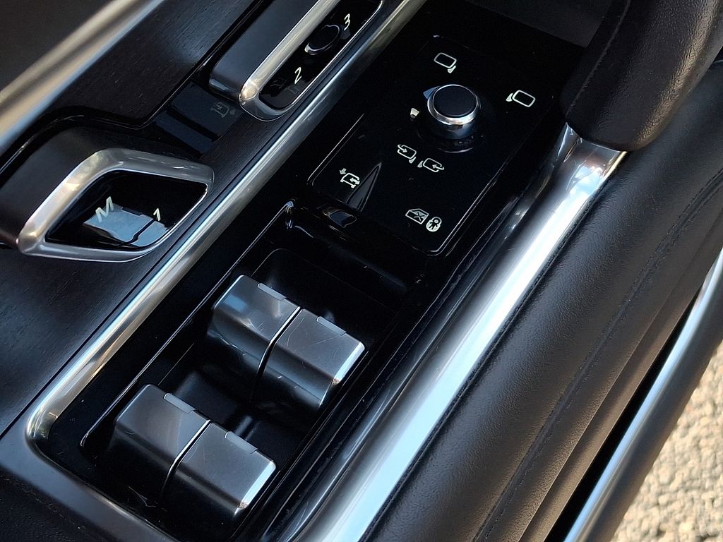 Thumbnail: 2023 Land Rover Range Rover - 24
