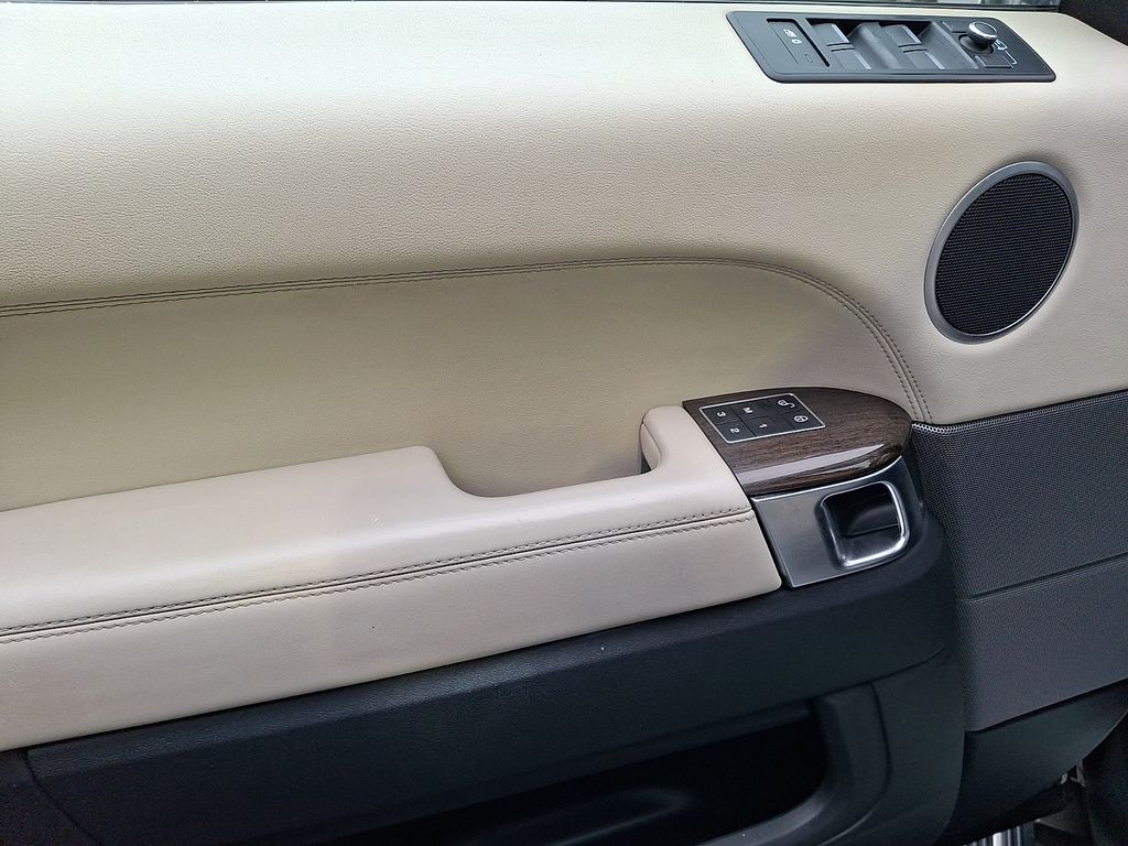 Thumbnail: 2016 Land Rover Range Rover Sport - 17
