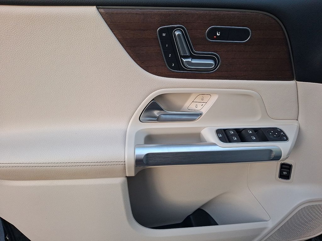 Thumbnail: 2023 Mercedes-Benz GLB - 16