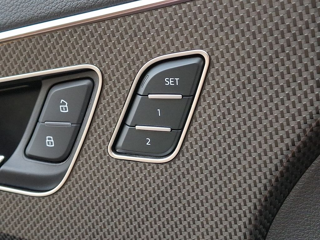 Thumbnail: 2023 Audi SQ7 - 25