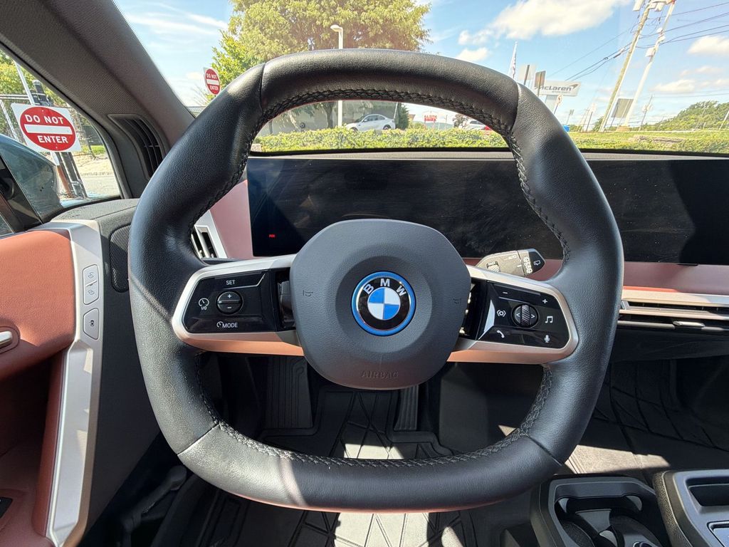 Thumbnail: 2024 BMW iX - 10