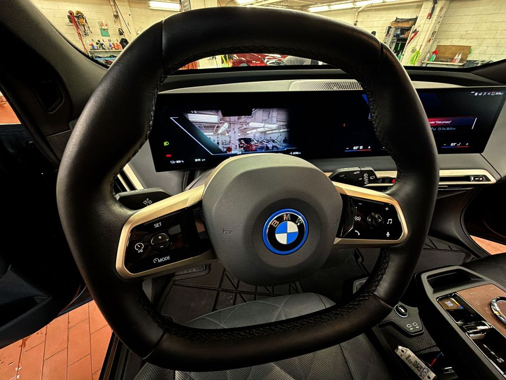 Thumbnail: 2024 BMW iX - 10