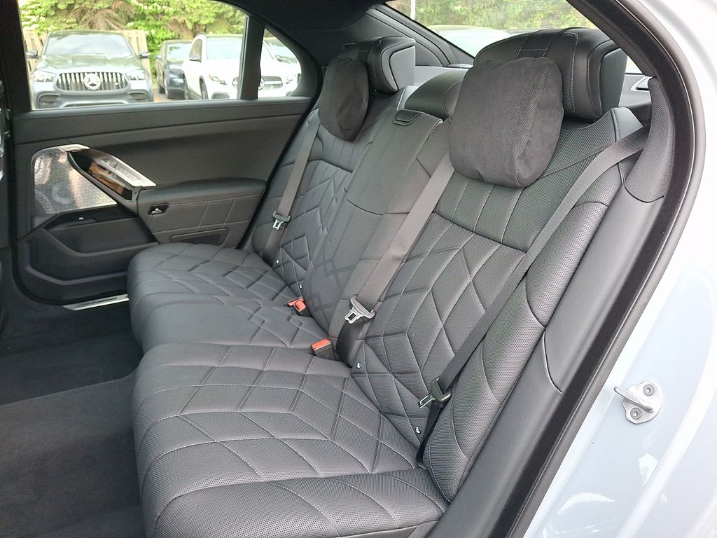 Thumbnail: 2026 BMW 7 Series - 7