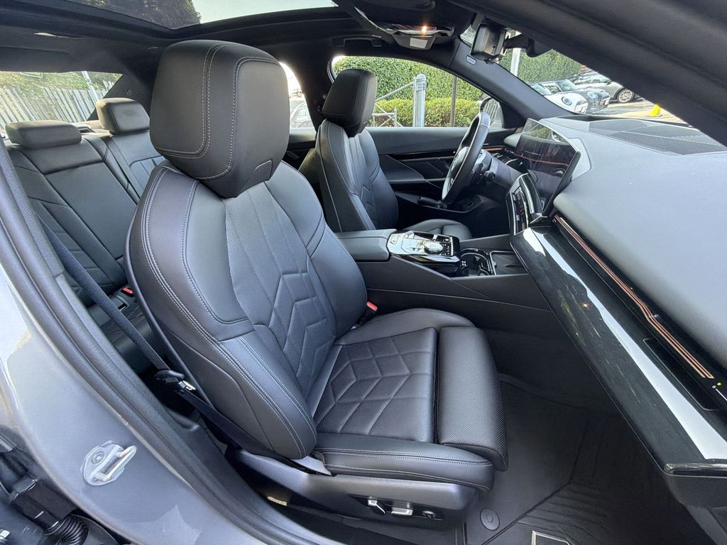 Thumbnail: 2026 BMW 5 Series - 11