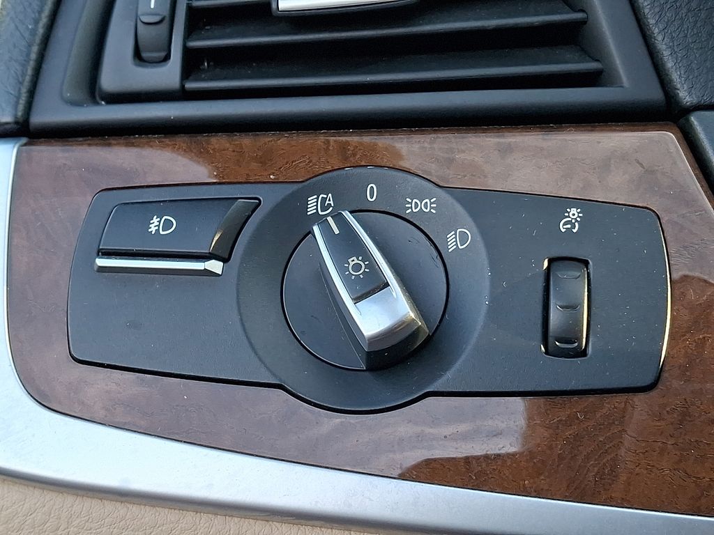 Thumbnail: 2012 BMW 5 Series - 26