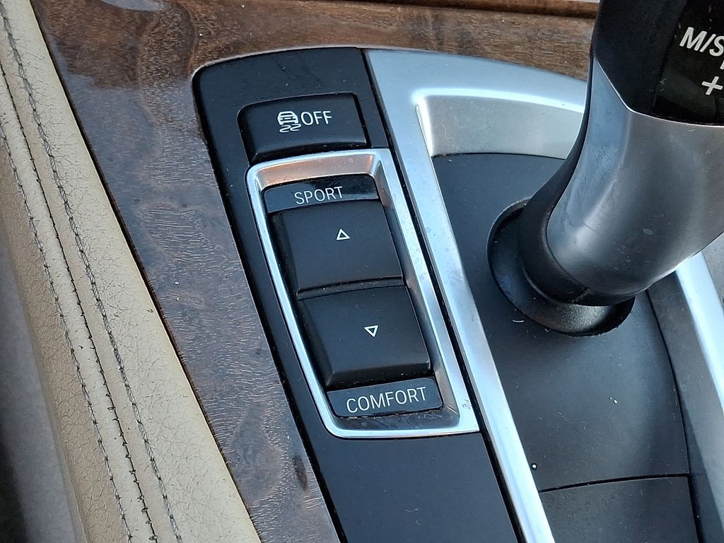 Thumbnail: 2012 BMW 5 Series - 23