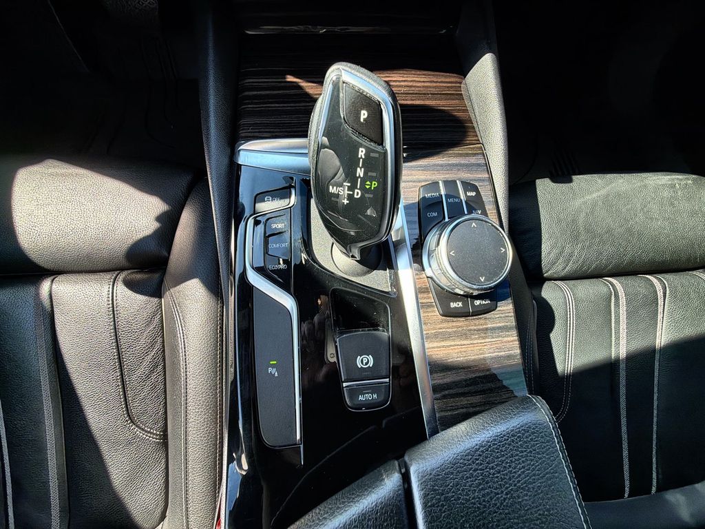 Thumbnail: 2019 BMW 5 Series - 16