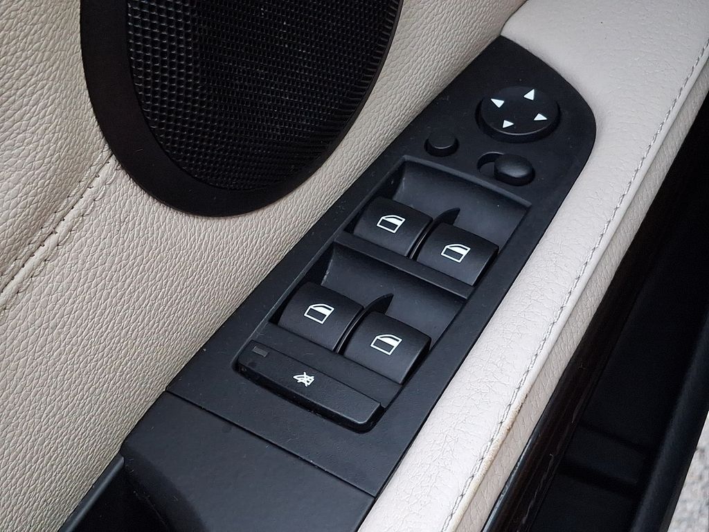 Thumbnail: 2011 BMW 3 Series - 27