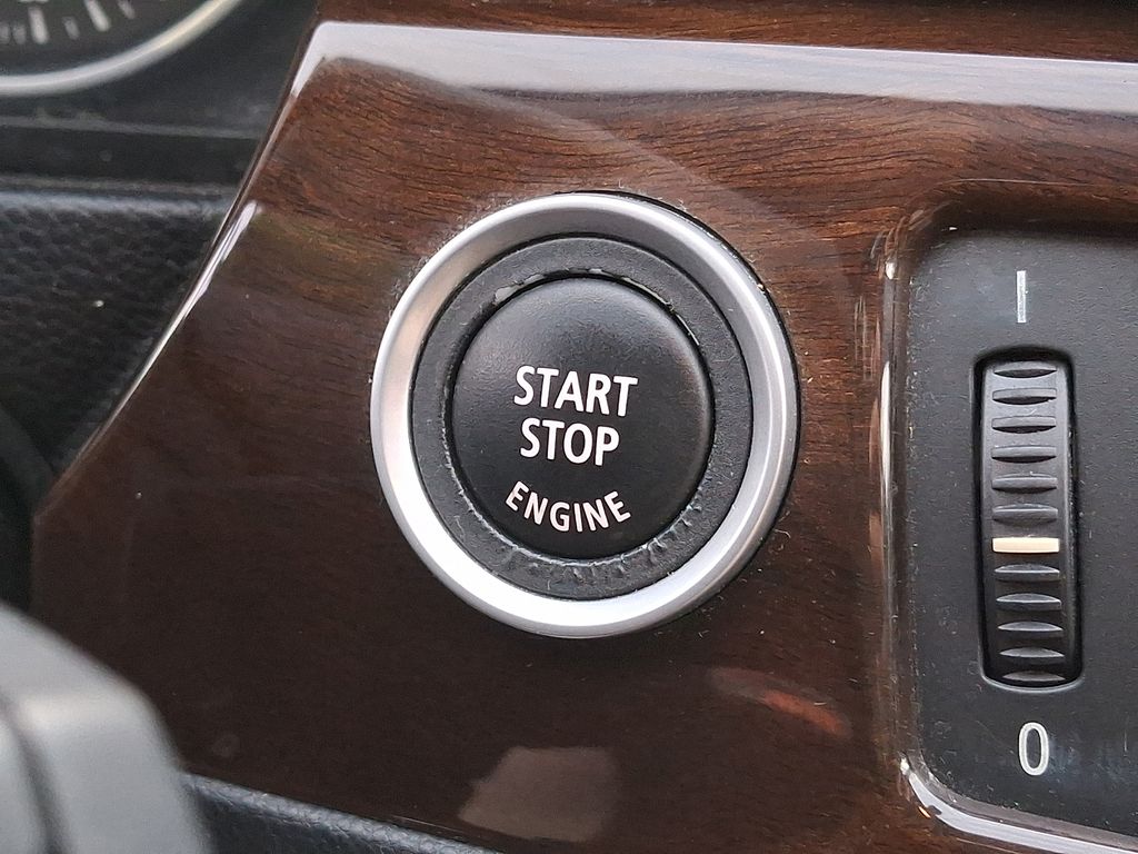 Thumbnail: 2011 BMW 3 Series - 25